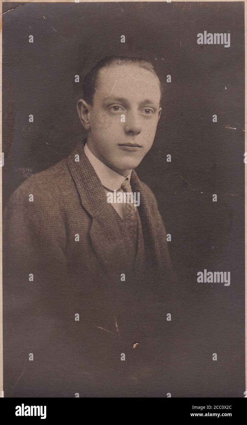 Foto in bianco e nero d'epoca di un giovane del 1900 Foto Stock