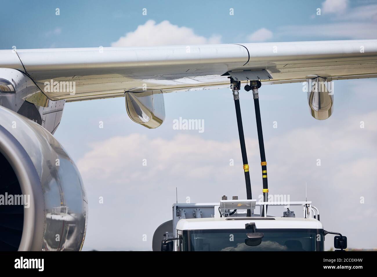 Servizio a terra prima del volo. Rifornimento dell'aereo all'aeroporto. Foto Stock