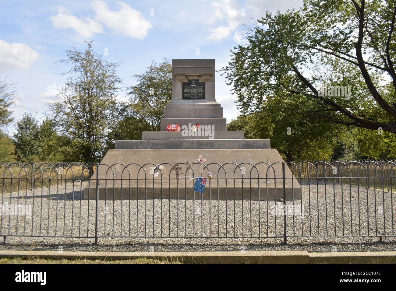 ZILLEBEKE, BELGIO - 15 agosto 2018: Zillebeke, Belgio, 2018 agosto: Monumento in memoria delle vittime della prima guerra mondiale. Fucili della Regina Vittoria. Collina 60. Foto Stock