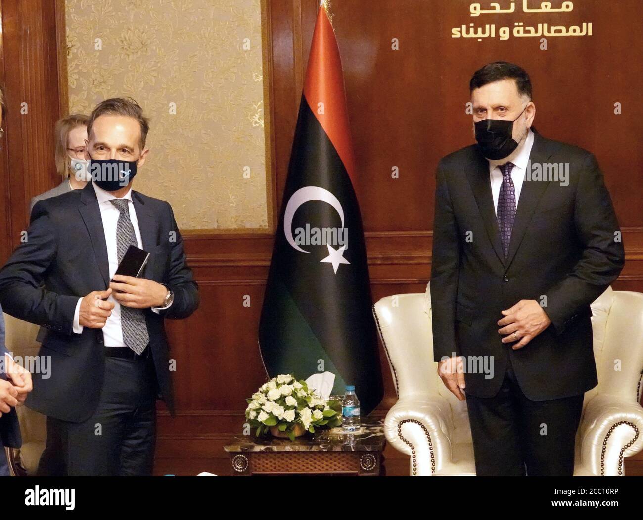 Tripoli, Libia. 17 agosto 2020. Heiko Maas (l), ministro federale degli Affari esteri, incontra il primo ministro libico Fajis al-Sarradsch. Sette mesi dopo il vertice di Berlino in Libia, il ministro degli Esteri federale Heiko Maas si recherà a sorpresa nel paese dilaniato dalla guerra civile per contribuire a disinnescare il conflitto in stallo. Credit: Michael Fischer/dpa/Alamy Live News Foto Stock