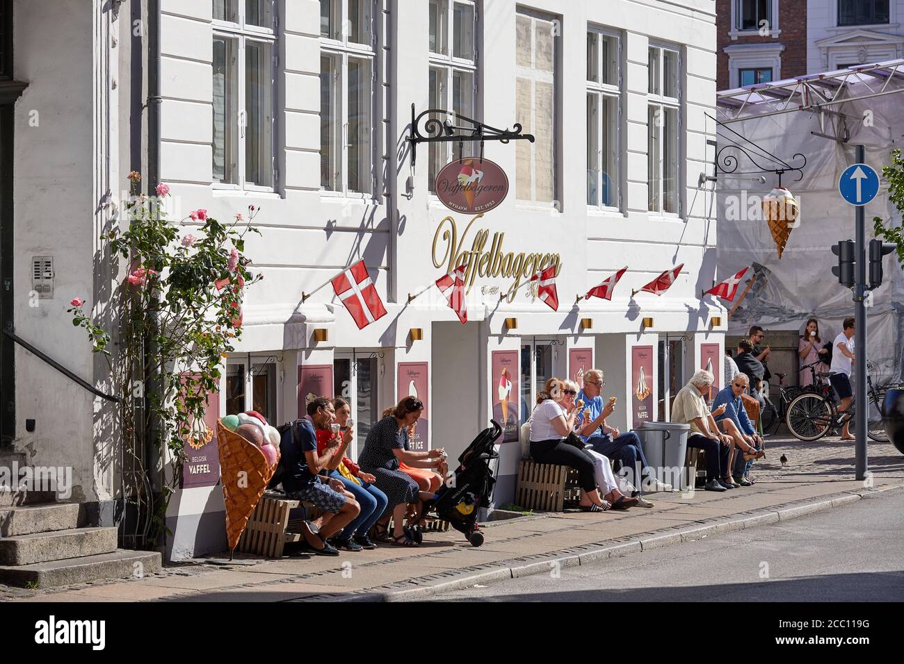 Persone che mangiano gelati fuori gelateria a Nyhavn, Copenhagen, Danimarca Foto Stock