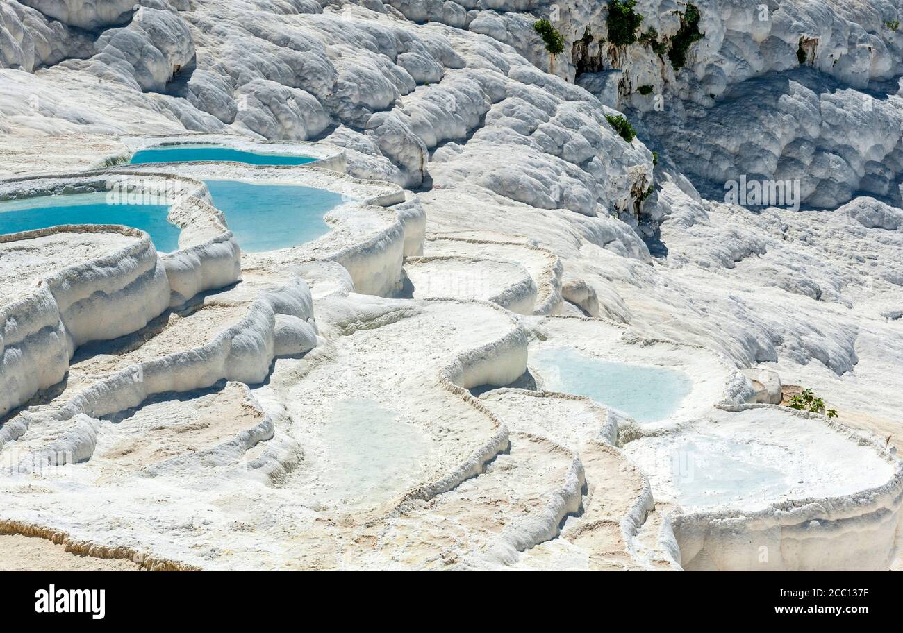 Turchia, regione dell'Egeo, Pamukkale (castello di cotone) (sito tuffaceo formato da fonti mineralizzate di acqua calda) (patrimonio mondiale dell'UNESCO) Foto Stock