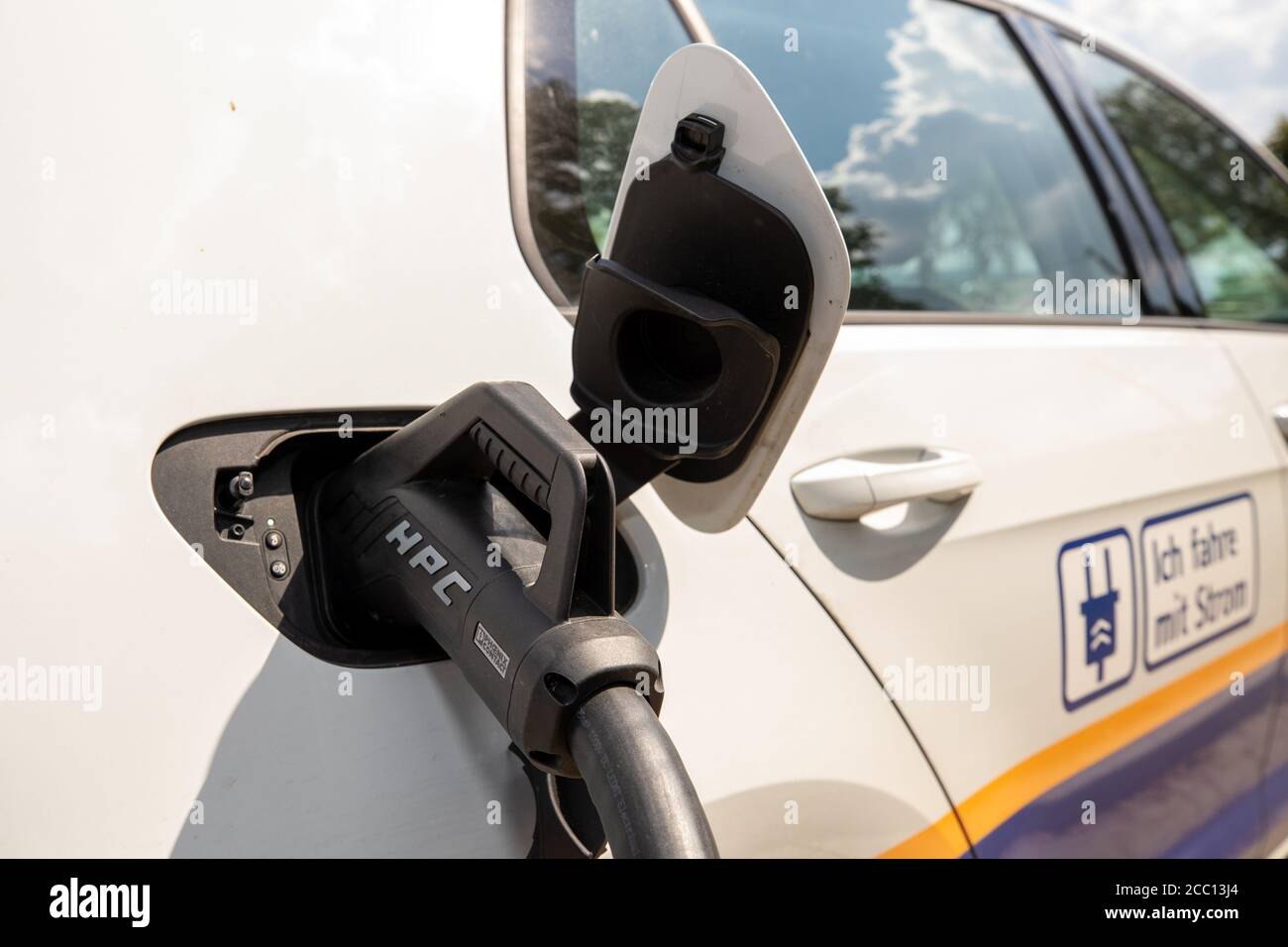 Stolpen, Germania. 12 agosto 2020. Una VW e-Golf è a pagamento presso una stazione di ricarica per i veicoli elettrici a Stolpen, Sassonia. Il fornitore regionale di energia ENSO AG ha costituito gran parte della struttura dei punti di ricarica nella Sassonia orientale. Credit: Daniel Schäfer/dpa-Zentralbild/ZB/dpa/Alamy Live News Foto Stock