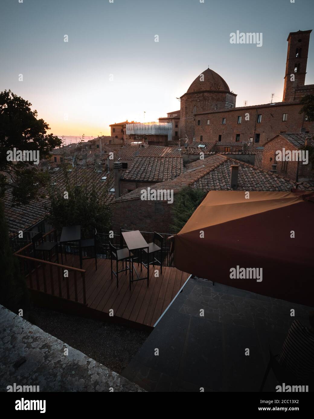 Diversa prospettiva nella città toscana di Volterra Foto Stock