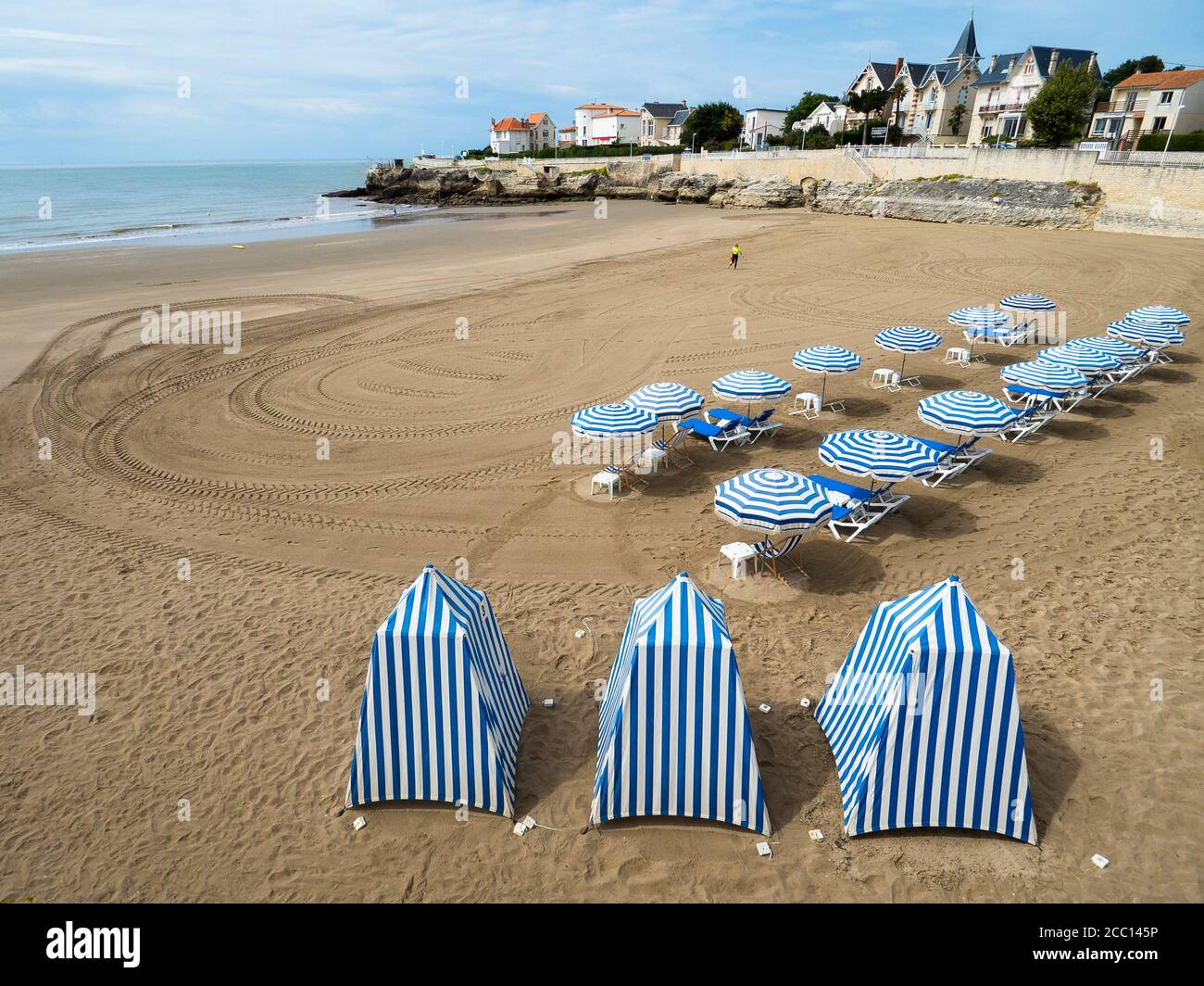 Cabina e ombrelloni sulla spiaggia di Pontaillac, Royan, Francia Foto stock  - Alamy