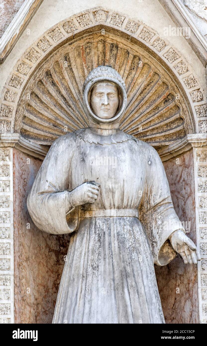Italia, Emilia-Romagna, Ferrare, facciata della cattedrale di San Giorgio, statua Foto Stock