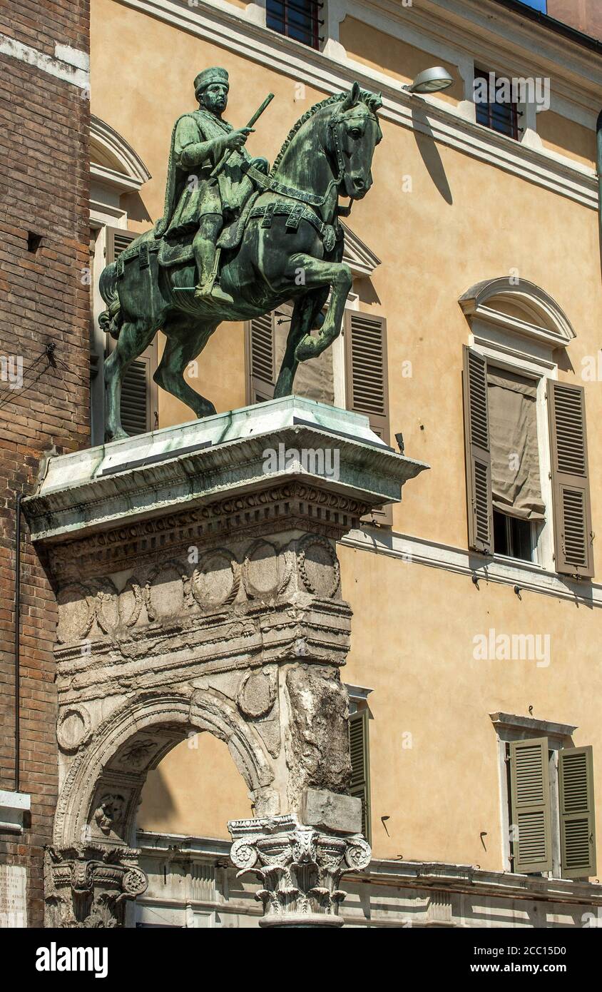 Italia, Emilia-Romagna, Ferrare, piazza del Duomo di San Giorgio, statua equestre di Nicolo III d'Este di fronte al palazzo comunale Foto Stock