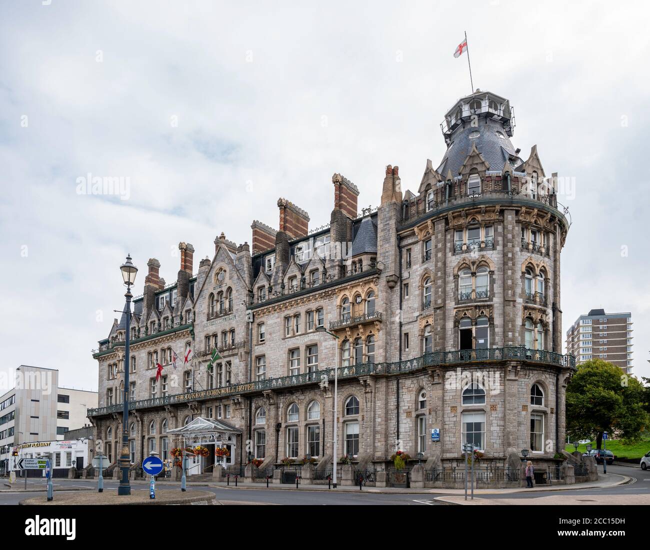 Il Duca di Cornovaglia in stile gotico vittoriano Hotel (1865) è stato costruito per soddisfare i visitatori di Plymouth che arrivano in treno e in mare. Plymouth, Inghilterra, Regno Unito. Foto Stock