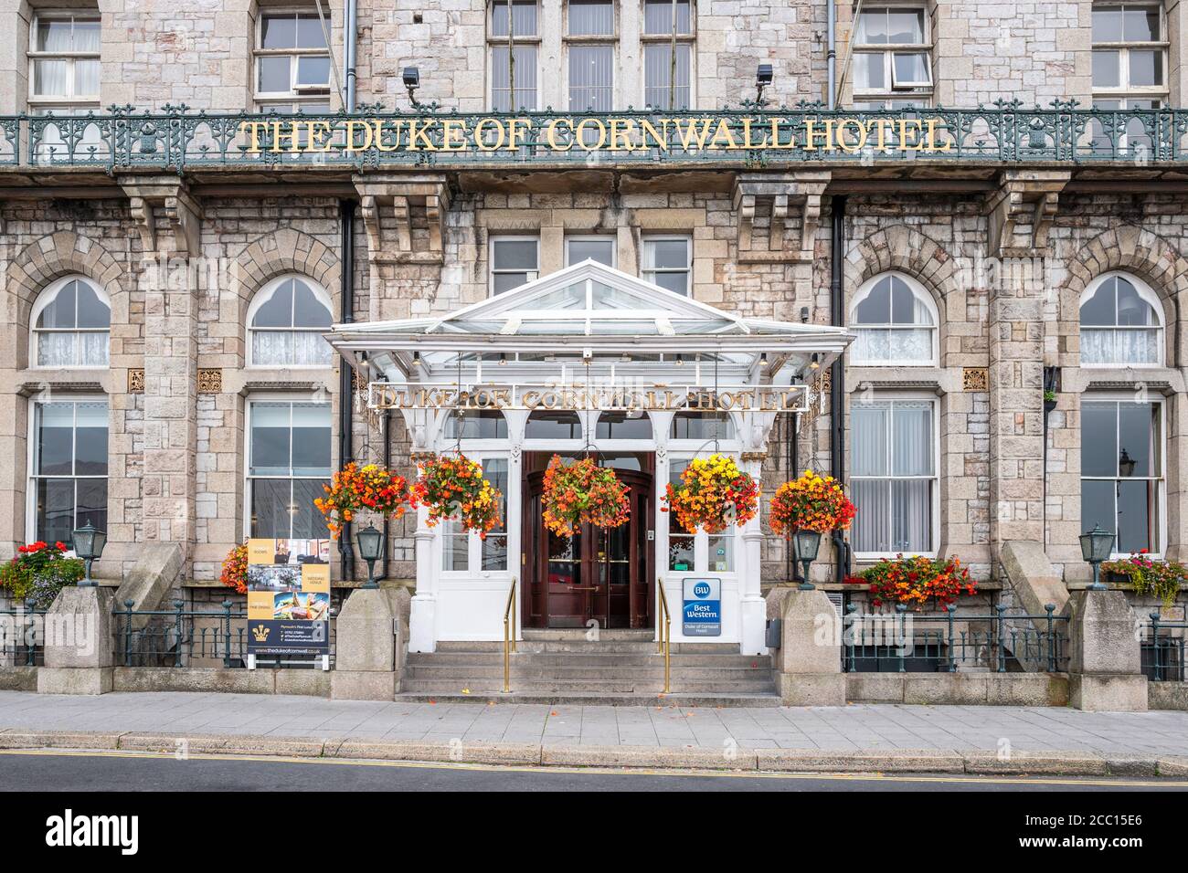 Il Duca di Cornovaglia in stile gotico vittoriano Hotel (1865) è stato costruito per soddisfare i visitatori di Plymouth che arrivano in treno e in mare. Plymouth, Inghilterra, Regno Unito. Foto Stock