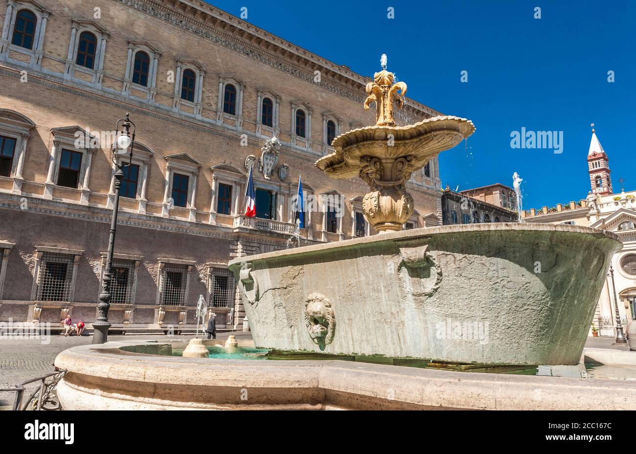 Italia, Roma, quartiere di campo dei Fiori, Palazzo Farnese (Ambasciata francese e Scuola Francese di Roma, XVI secolo) e fontana (bacino della Caracalla Foto Stock