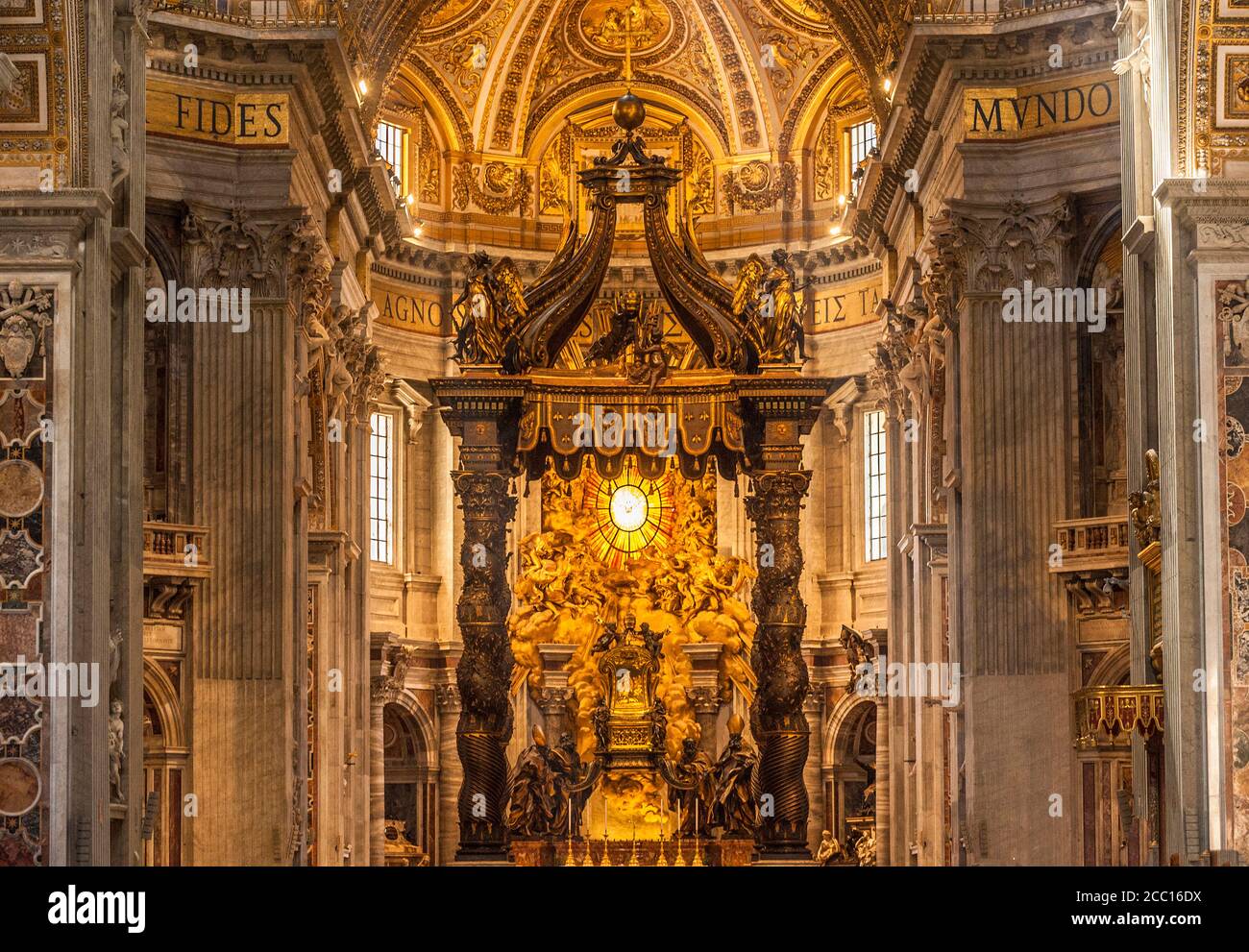 Italia, Roma, Città del Vaticano, navata della Basilica di San Pietro, baldacchino in bronzo dorato (XVII secolo, di Bernini) Foto Stock