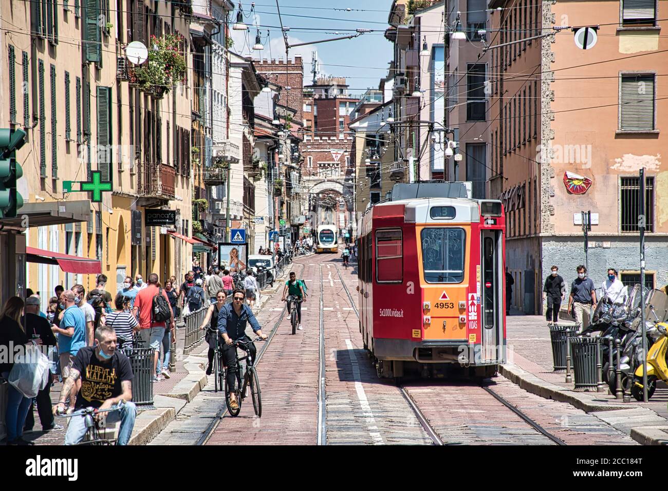 Milano, Italia 08.16.2020: Vista sull'affollato corso di porta Ticinese  pieno di tram, gente durante una calda giornata estiva di sole Foto stock -  Alamy
