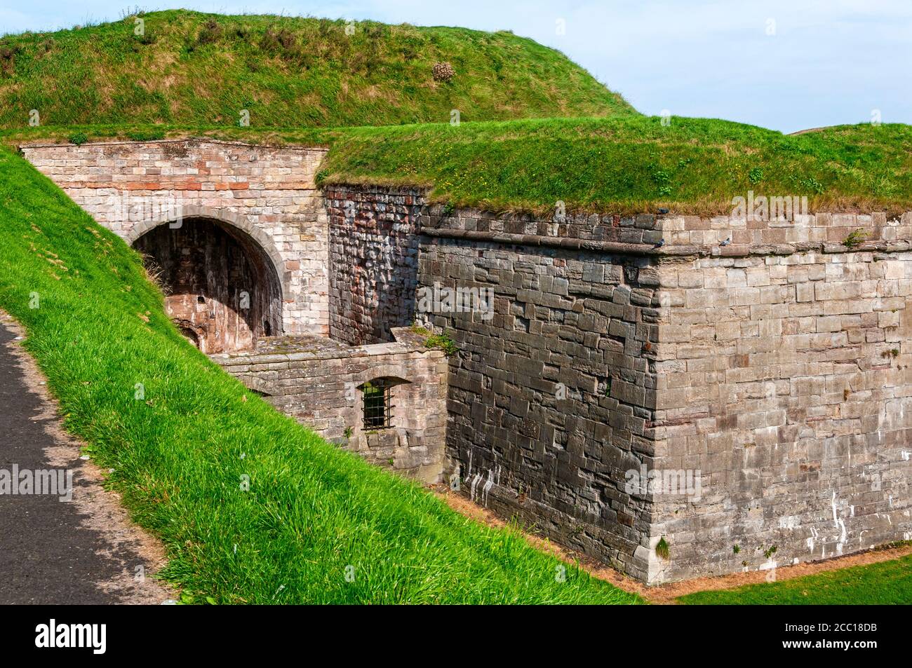 Le massicce pareti ricoperte di erba del bastione Cumberland proteggono la piattaforma dell'artiglieria, un tempo all'avanguardia della tecnologia utilizzata per difendere Berwick Foto Stock