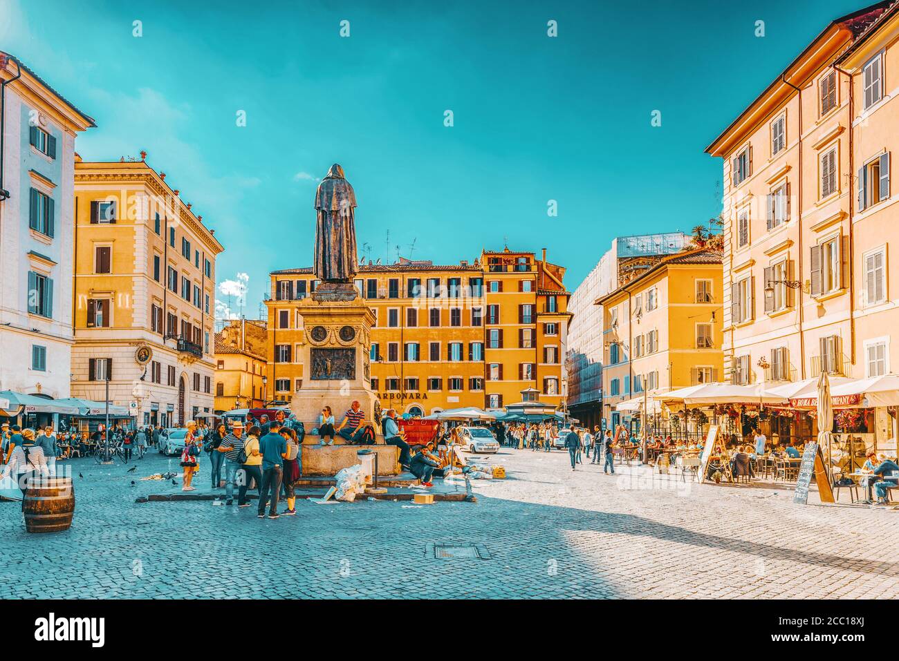 Roma, Italia - 09 Maggio 2017 : Piazza Campo de' Fiori, Roma. Campo dei  Fiori è una piazza rettangolare nel centro di Roma, a metà strada tra Piazza  Navona Foto stock - Alamy