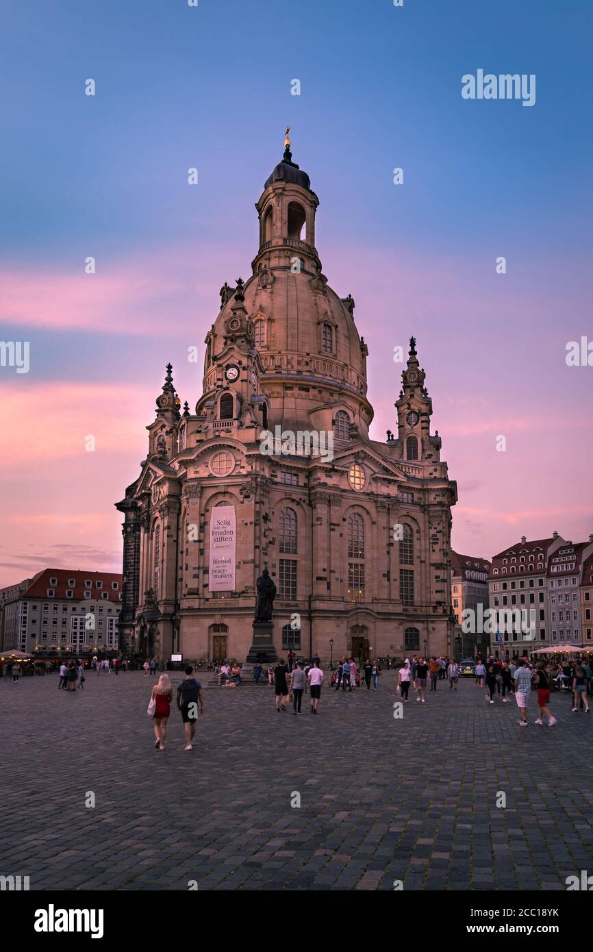 Una vista della piazza della città di fronte Frauenkirche a Dresda in una bella serata estiva Foto Stock