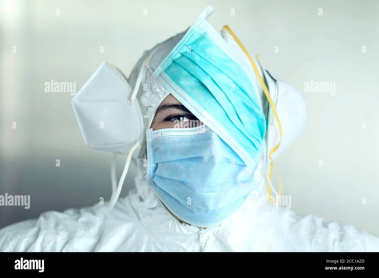 Protezione contro il coronavirus. Uomo con diversi tipi di maschere. Foto Stock