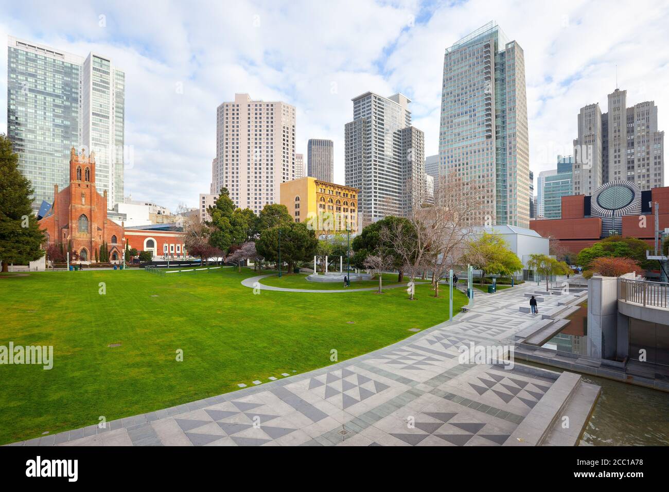 Yerba Buena Gardens e skyline della città di San Francisco, California, Stati Uniti Foto Stock
