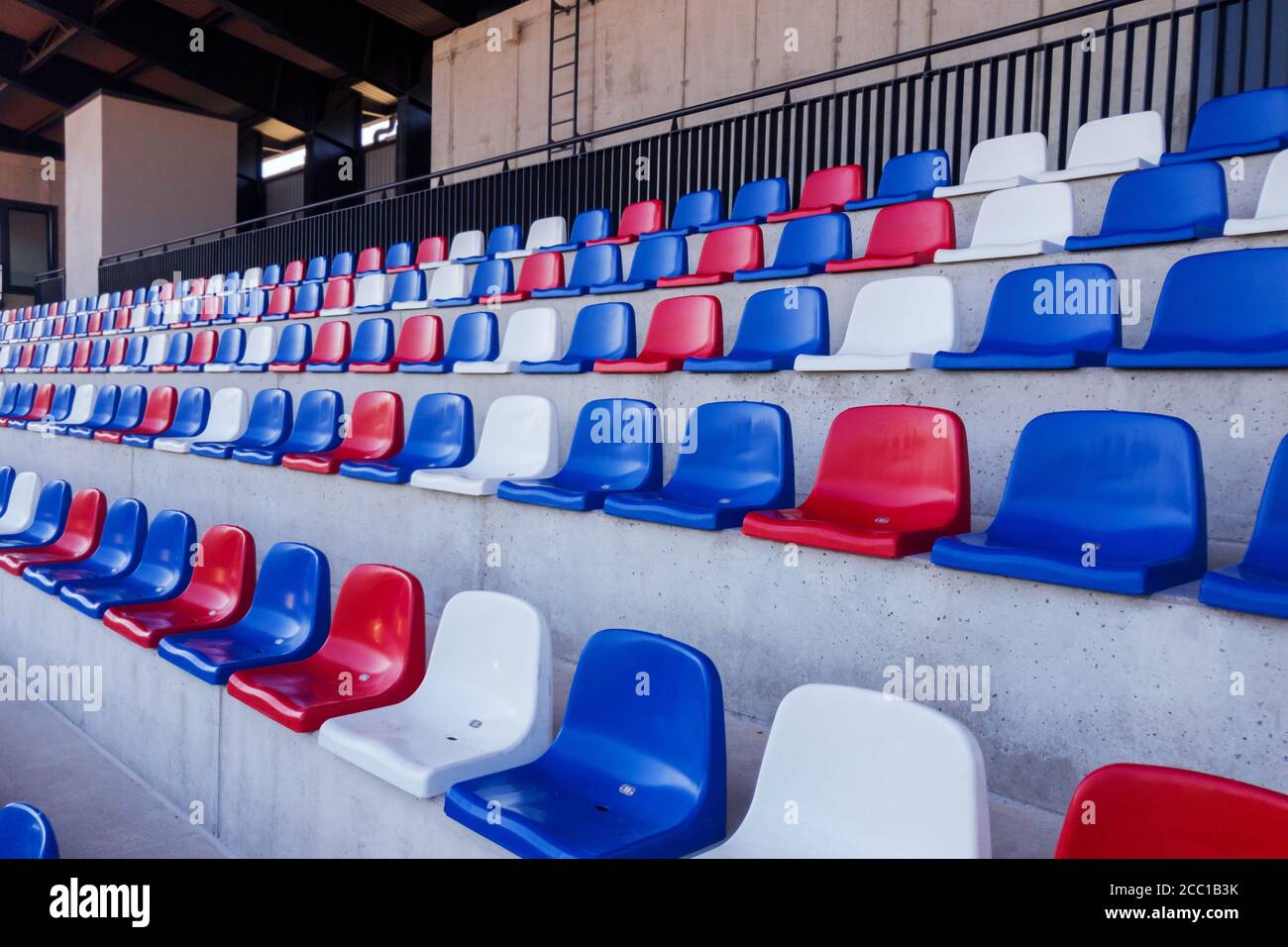 sedili in plastica vuoti allo stadio sportivo Foto Stock