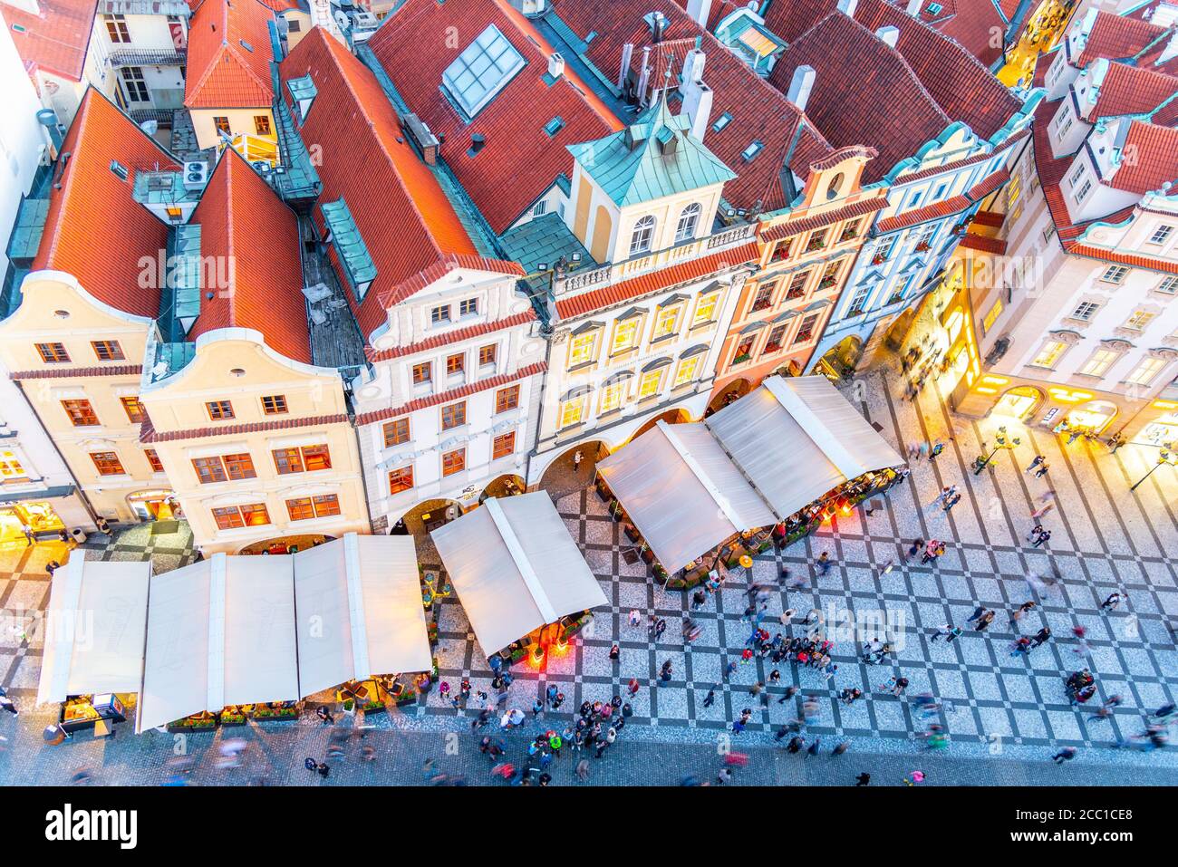 PRAGA - 26 SETTEMBRE 2019: Vista aerea delle case storiche in Piazza della Città Vecchia con tende ristorante giardino e molti turisti. Edifici residenziali colorati con tetti rossi. Praga, Repubblica Ceca. Foto Stock