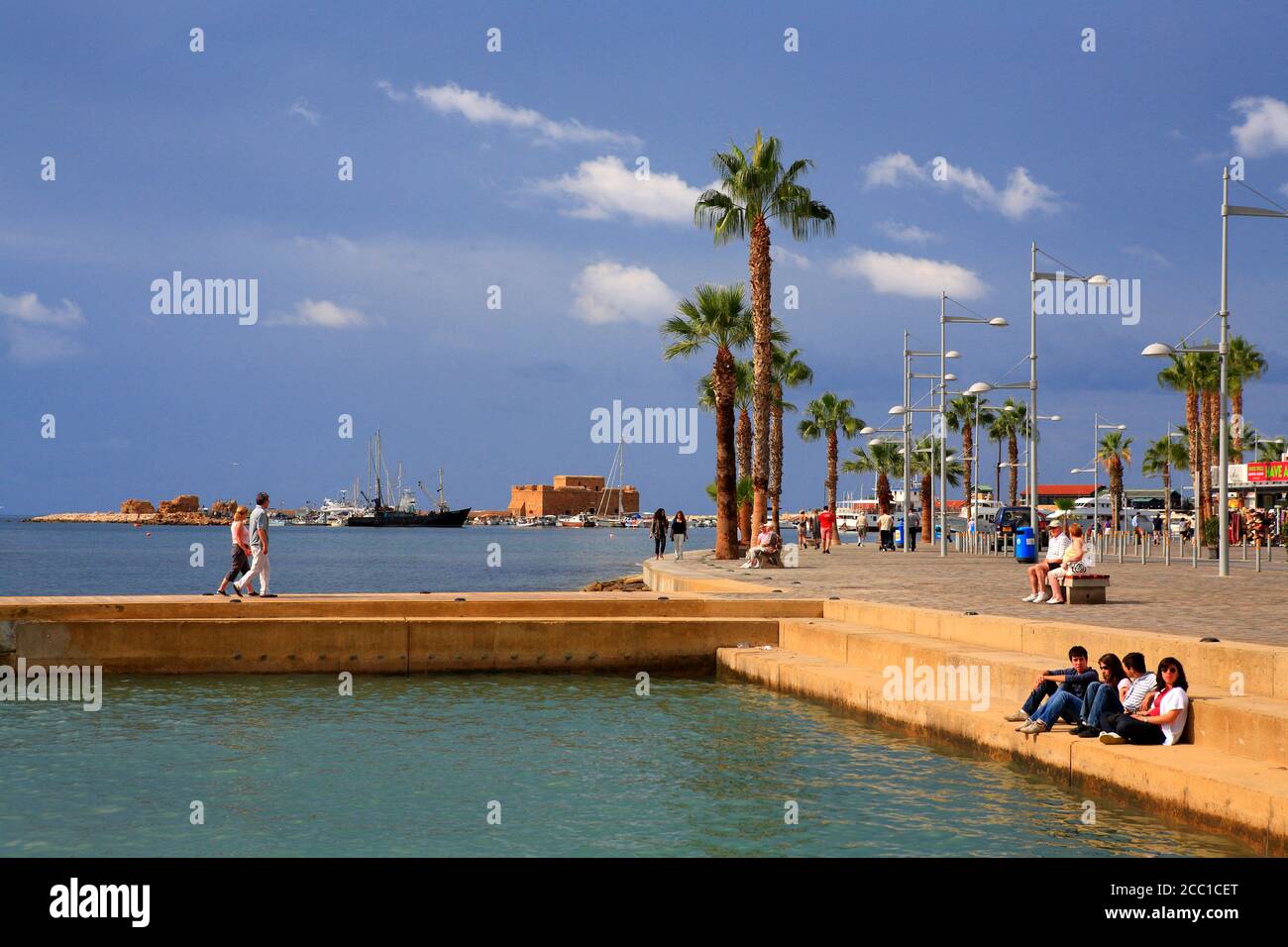 Cipro, Paphos, piscina di acqua di mare, il porto e il castello di Paphos Foto Stock