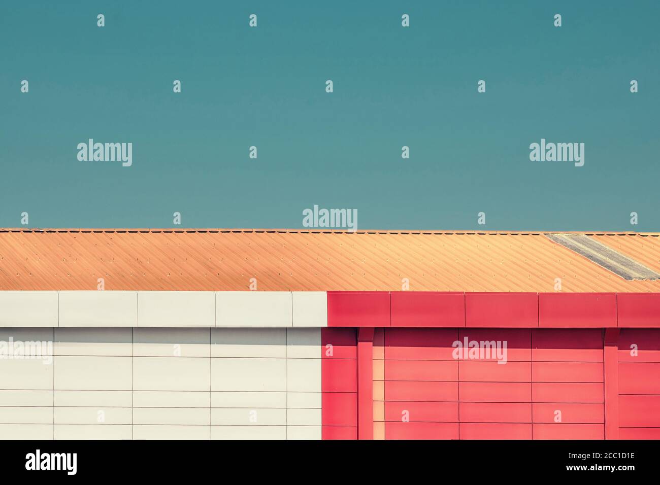 Tetto del magazzino. Primo piano di colorate facciate del parco industriale. Foto Stock