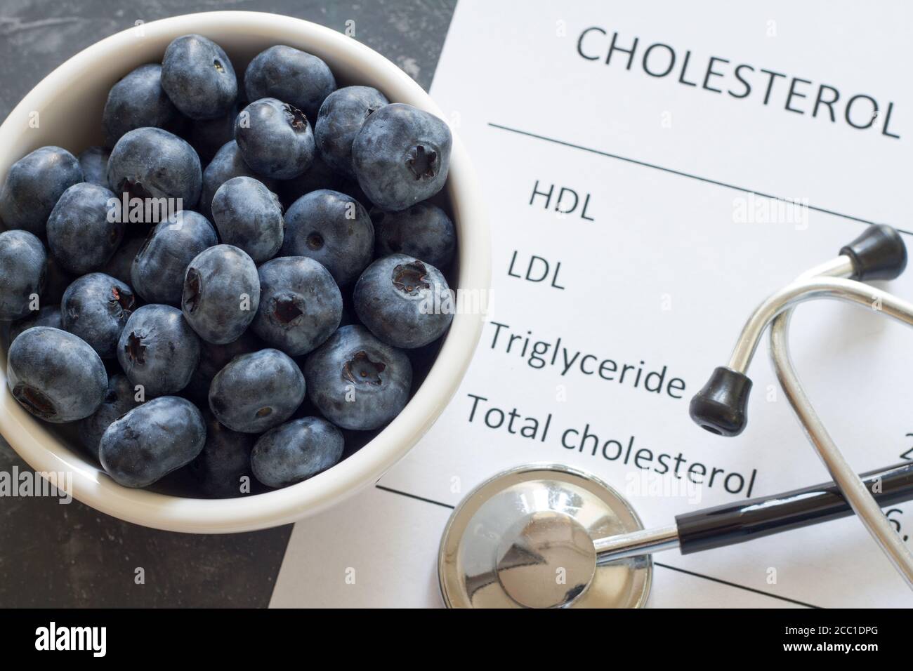 Mirtilli nella prevenzione concetto di colesterolo alto Foto Stock