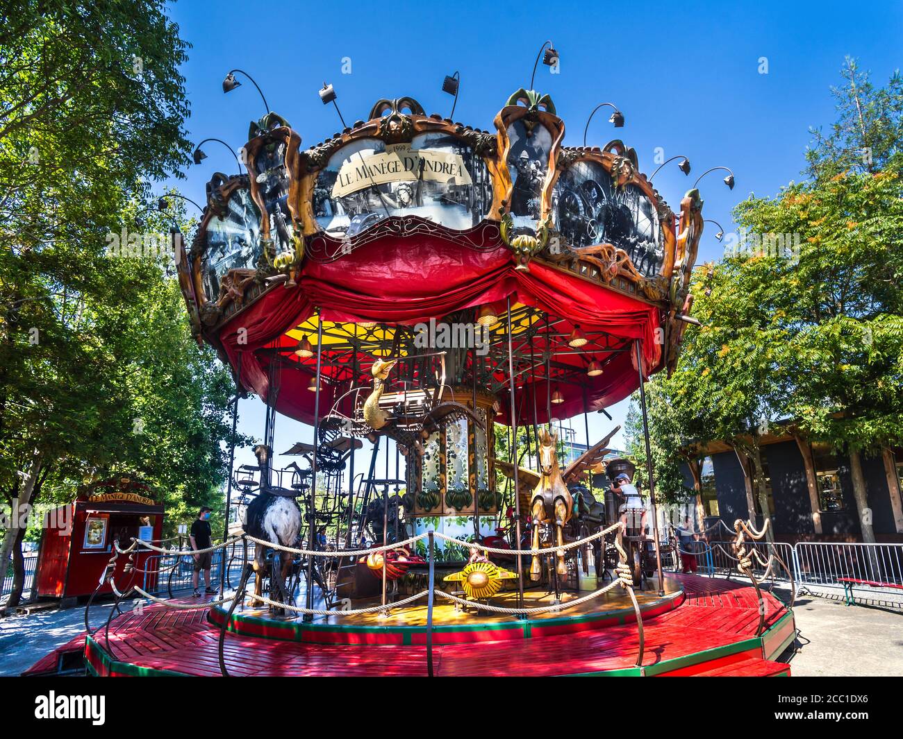 Bambini a cavallo sulla 'Carousel des Mondes Marins' sull'Ile de Nantes - Nantes, Loire-Atlantique, Francia. Foto Stock