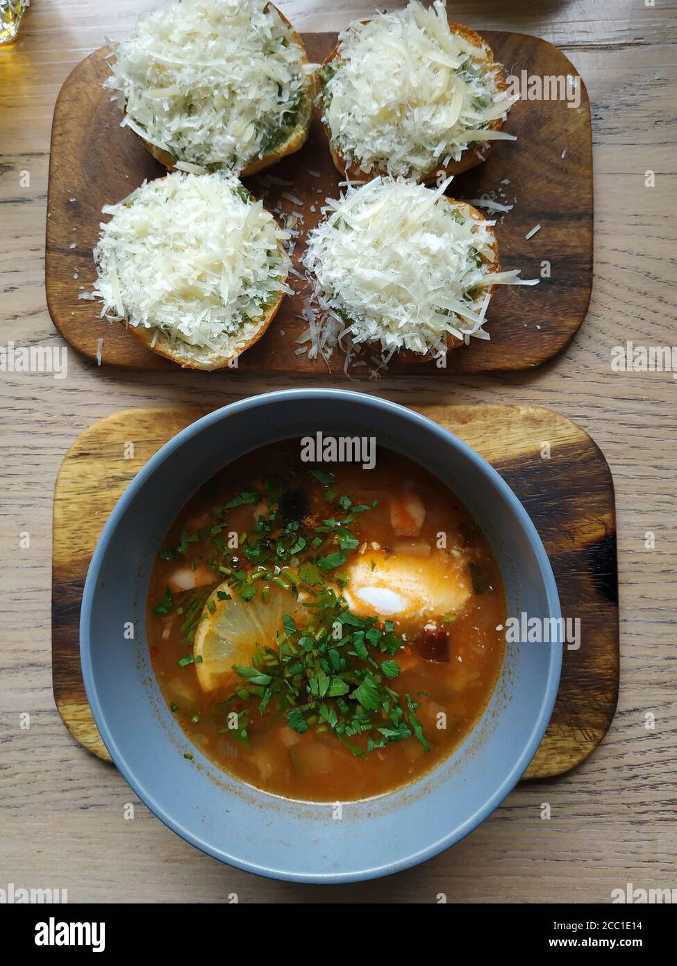 Solyanka. Brodo di pollo, salsa di pomodoro, patate, salsicce da caccia, balyk, filetto di pollo, funghi fritti con cipolle, sottaceti, olive, panna acida, pa Foto Stock