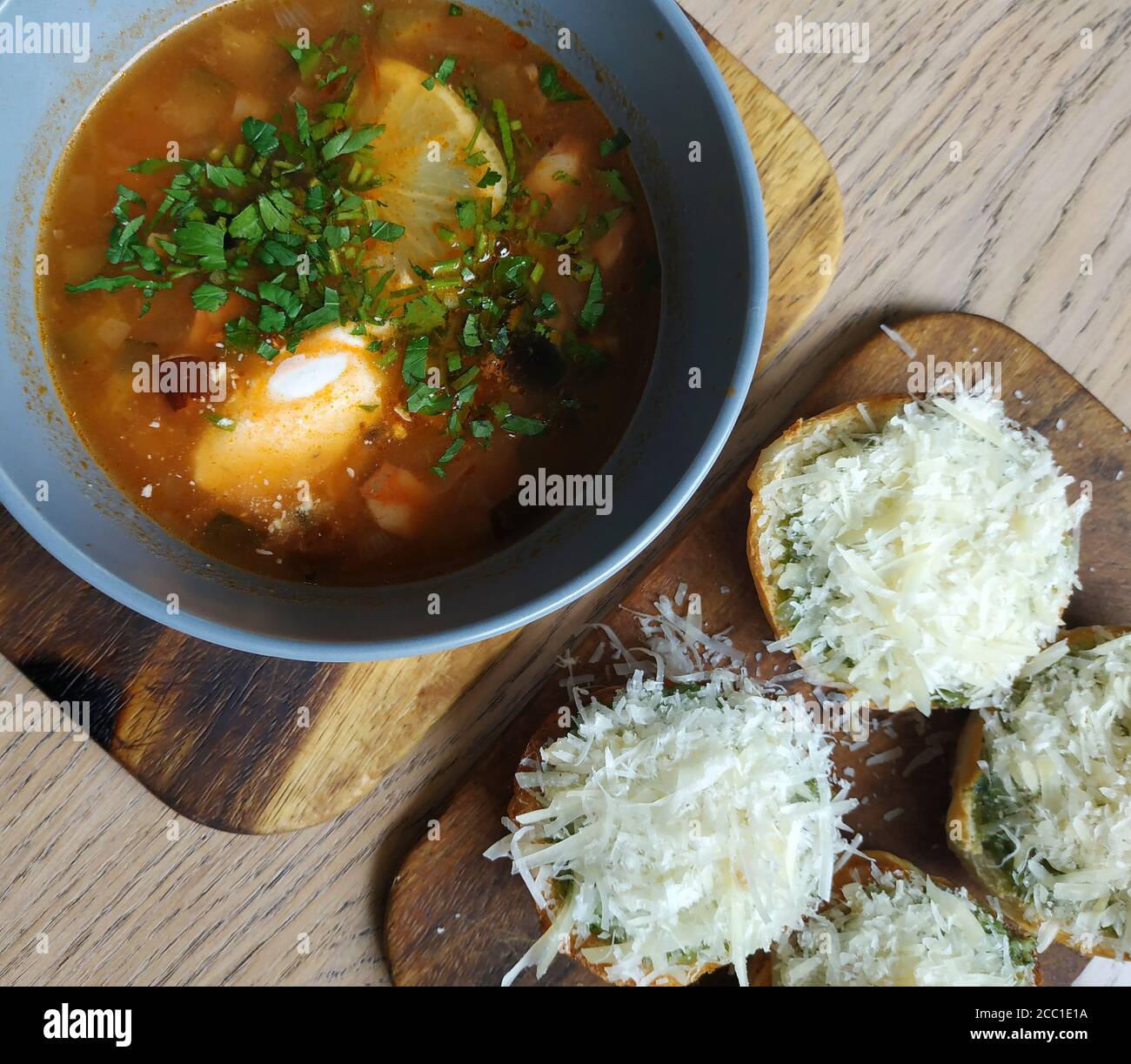 Solyanka. Brodo di pollo, salsa di pomodoro, patate, salsicce da caccia, balyk, filetto di pollo, funghi fritti con cipolle, sottaceti, olive, panna acida, pa Foto Stock