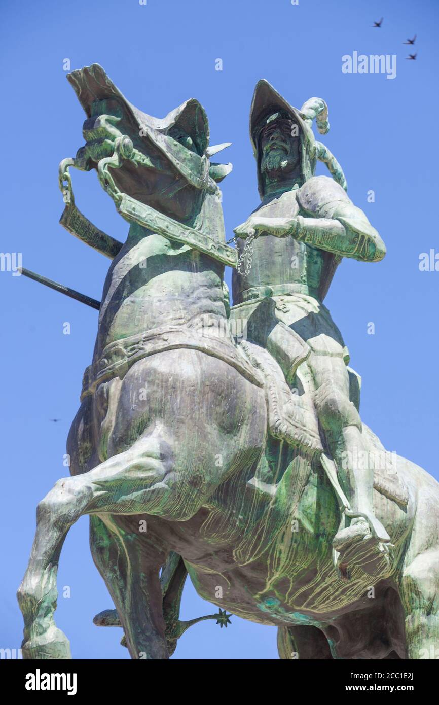 Statua equestre di Francisco Pizarro a Plaza Mayor di Trujillo, Spagna. Scolpito da Charles Cary Rumsey nel 1928 Foto Stock Statua equestre di Francisco Pizarro a Plaza Mayor di Trujillo, Spagna. Scolpito da Charles Cary Rumsey nel 1928 Foto Stock
