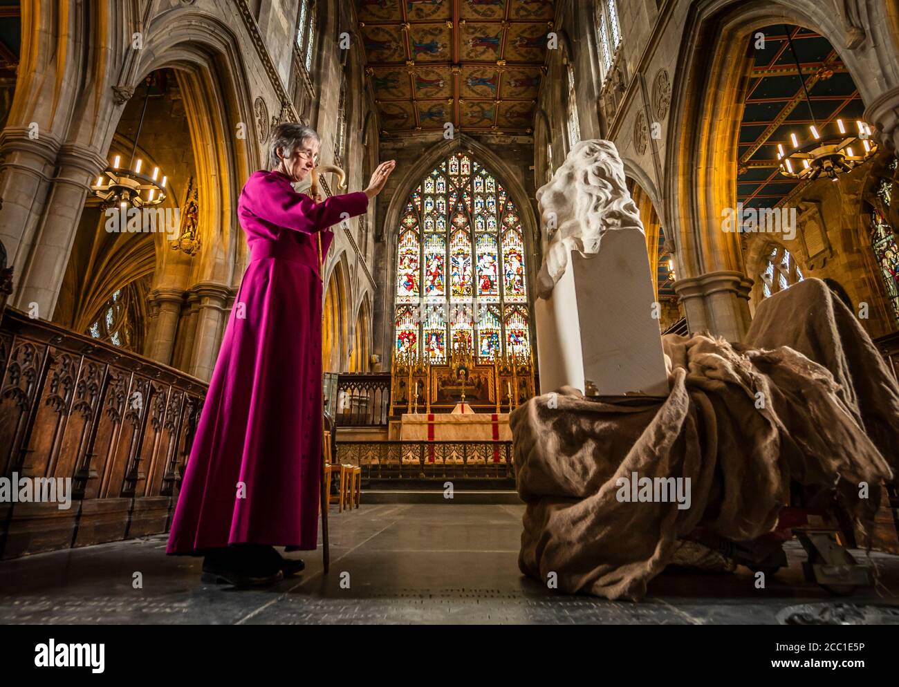 Il vescovo di Hull Alison White durante una fotocellula come benedice una statua di Aslan, un personaggio delle Cronache di Narnia di CS Lewis, presso la chiesa di St Mary a Beverley, East Yorkshire. Foto Stock