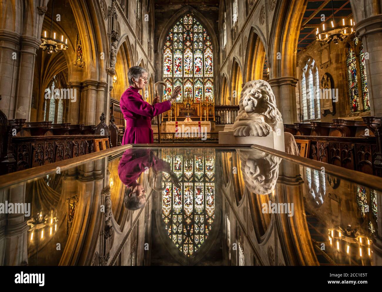 Il vescovo di Hull Alison White durante una fotocellula come benedice una statua di Aslan, un personaggio delle Cronache di Narnia di CS Lewis, presso la chiesa di St Mary a Beverley, East Yorkshire. Foto Stock