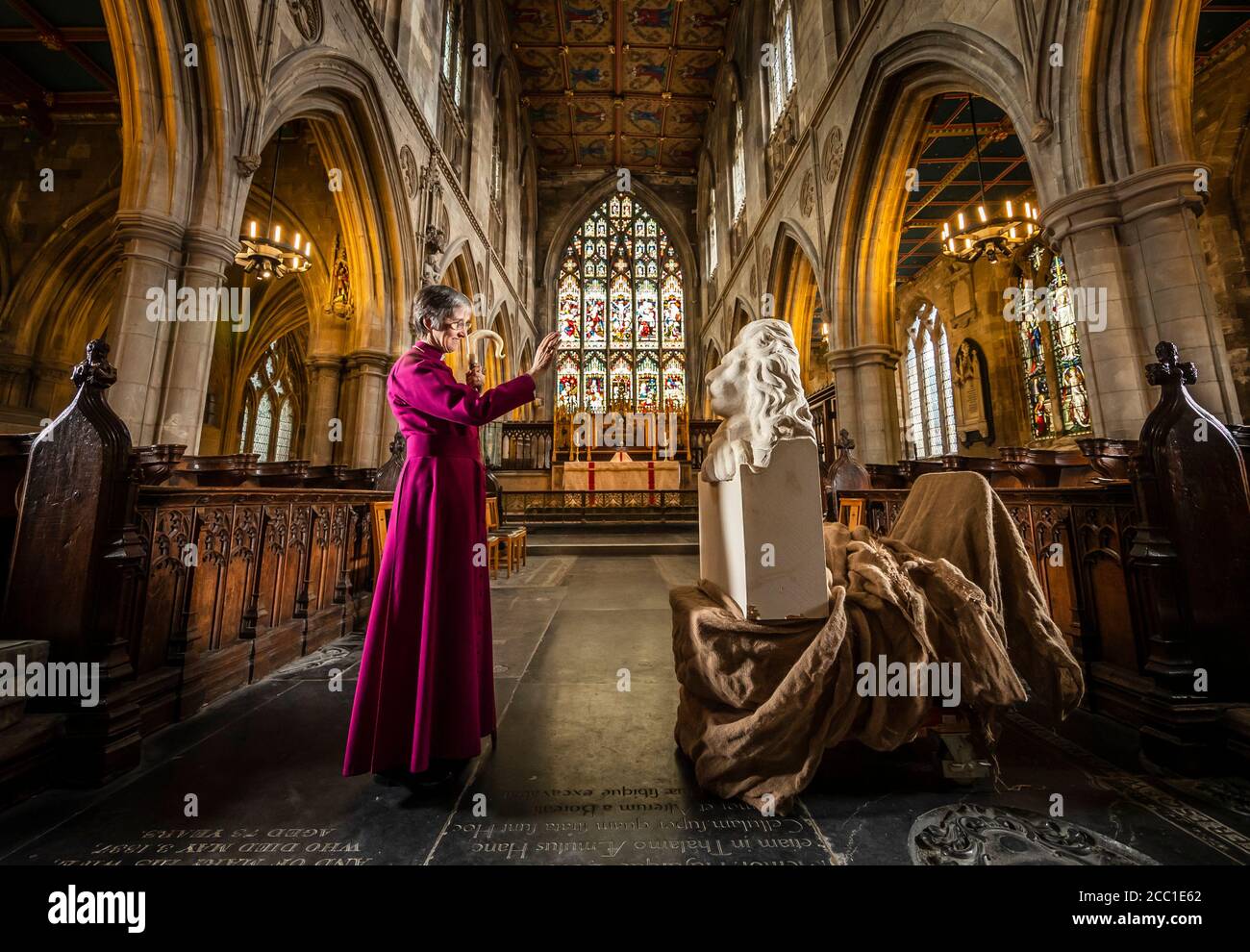 Il vescovo di Hull Alison White durante una fotocellula come benedice una statua di Aslan, un personaggio delle Cronache di Narnia di CS Lewis, presso la chiesa di St Mary a Beverley, East Yorkshire. Foto Stock