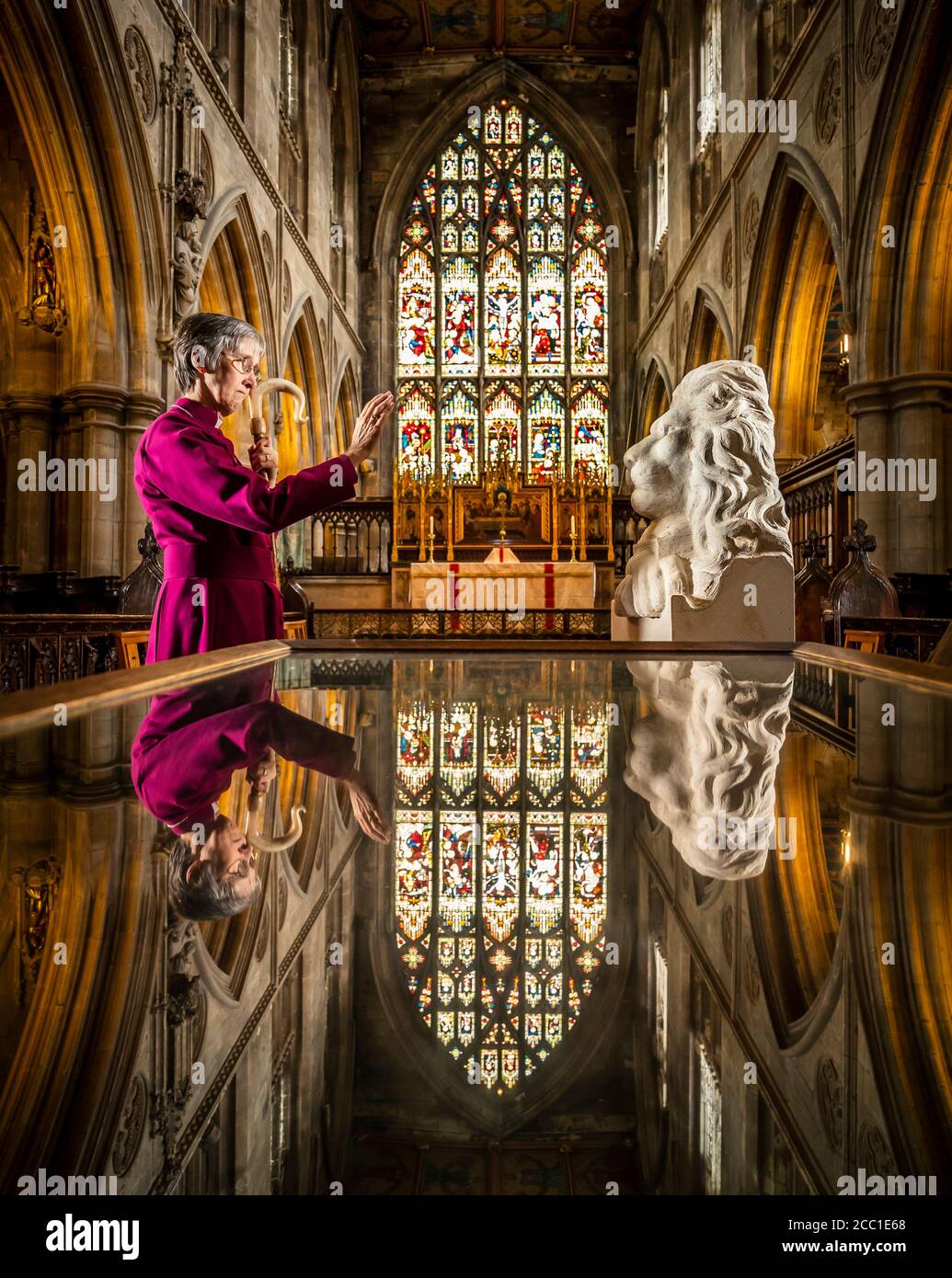 Il vescovo di Hull Alison White durante una fotocellula come benedice una statua di Aslan, un personaggio delle Cronache di Narnia di CS Lewis, presso la chiesa di St Mary a Beverley, East Yorkshire. Foto Stock