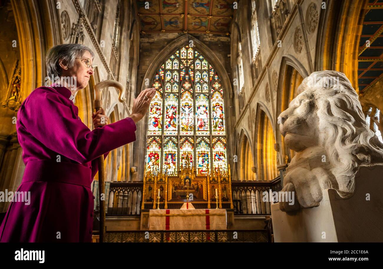 Il vescovo di Hull Alison White durante una fotocellula come benedice una statua di Aslan, un personaggio delle Cronache di Narnia di CS Lewis, presso la chiesa di St Mary a Beverley, East Yorkshire. Foto Stock