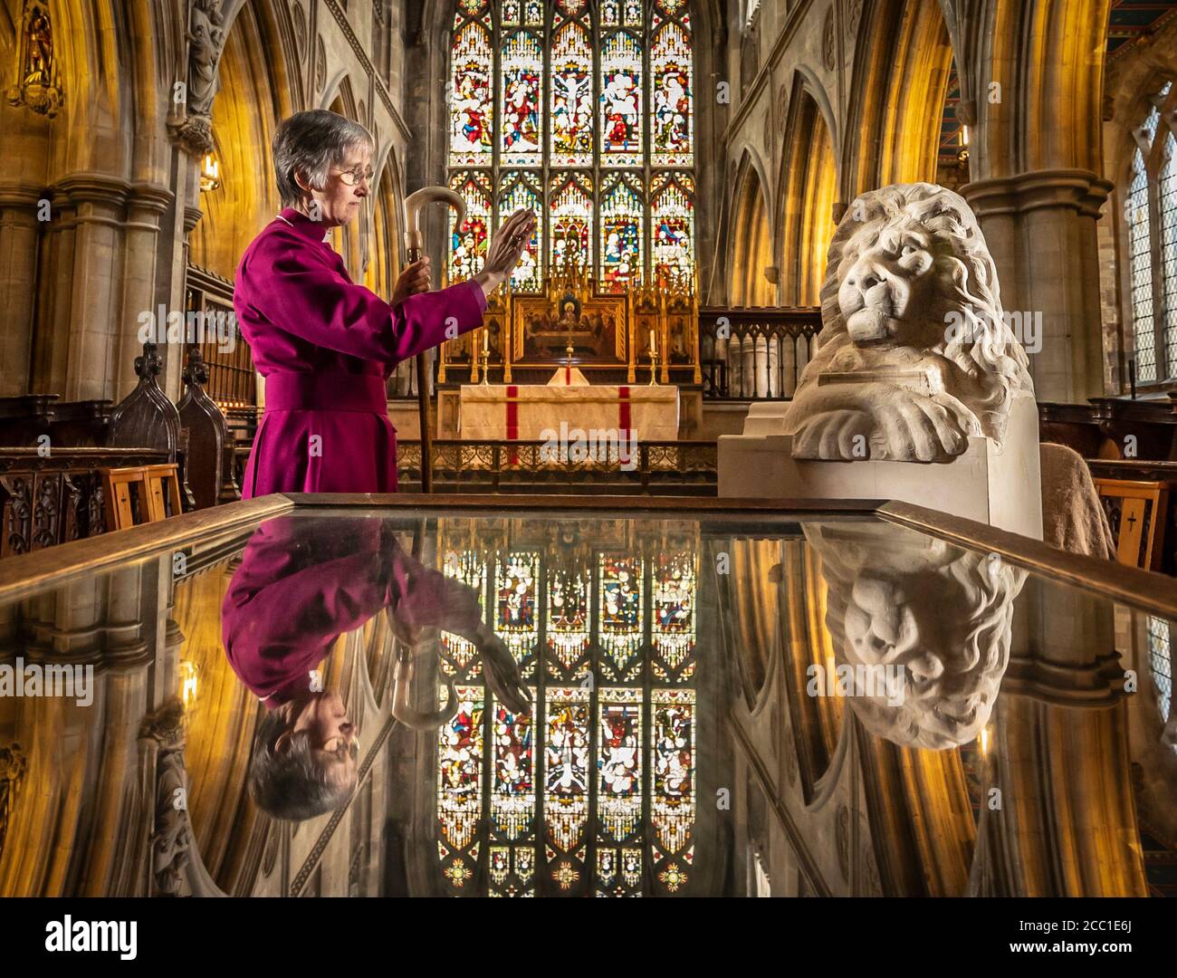 Il vescovo di Hull Alison White durante una fotocellula come benedice una statua di Aslan, un personaggio delle Cronache di Narnia di CS Lewis, presso la chiesa di St Mary a Beverley, East Yorkshire. Foto Stock