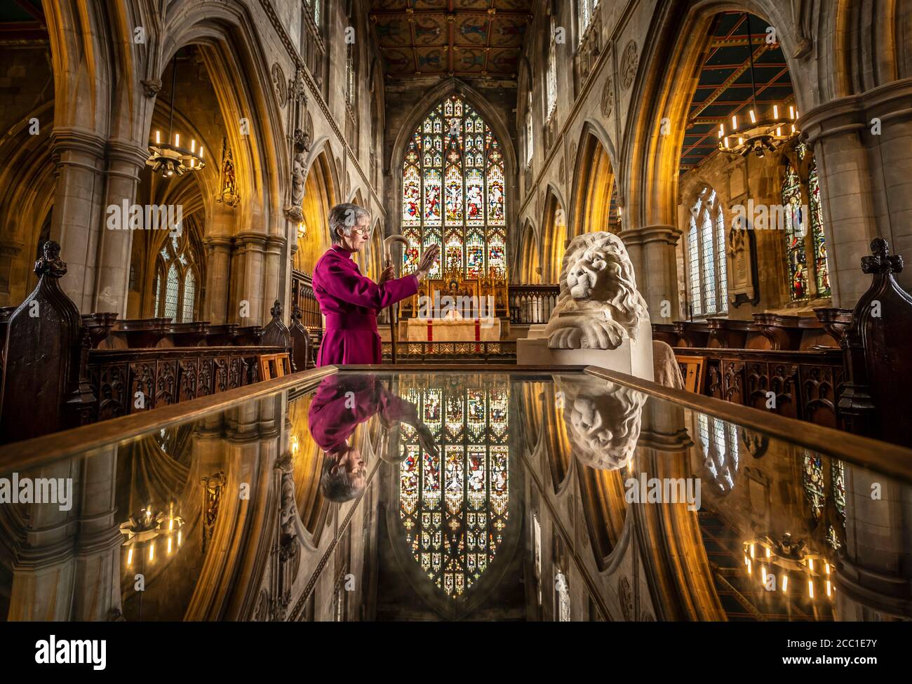 Il vescovo di Hull Alison White durante una fotocellula come benedice una statua di Aslan, un personaggio delle Cronache di Narnia di CS Lewis, presso la chiesa di St Mary a Beverley, East Yorkshire. Foto Stock