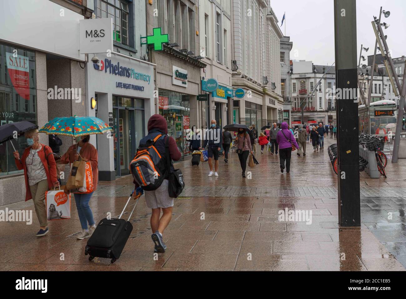 Cork, Irlanda. , . Docce pesanti nella città di Cork. La pioggia pesante è caduto durante il giorno oggi ma molti acquirenti ancora hanno coraggioso al tempo per ottenere il loro commercio quotidiano fatto. Credit: Damian Coleman/Alamy Live News Foto Stock