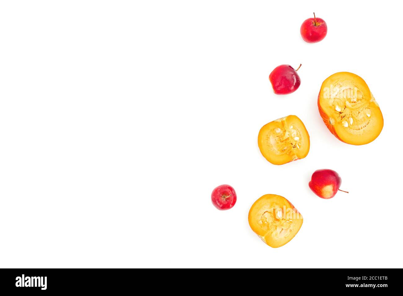 Composizione autunnale. Mela e zucca scivolata su sfondo bianco. Autunno, giorno di ringraziamento concetto. Disposizione piatta, vista dall'alto Foto Stock