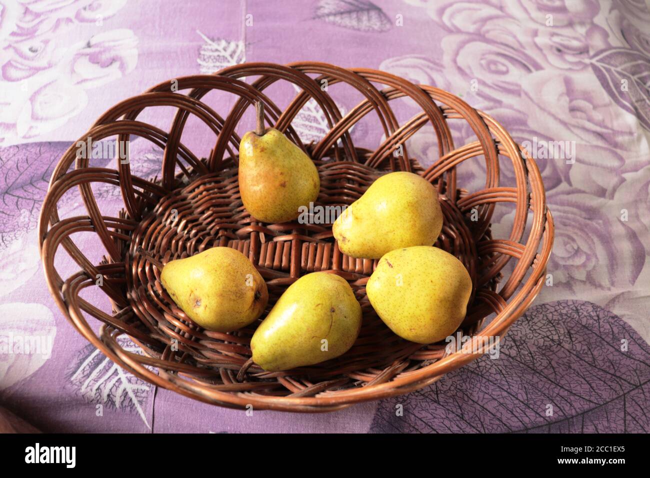 Pere mature pronte a mangiare in un cestino di frutta Foto Stock