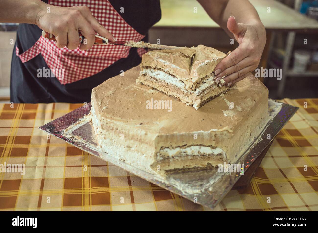 Chef professionista che prepara una torta. Primo piano delle mani Foto Stock