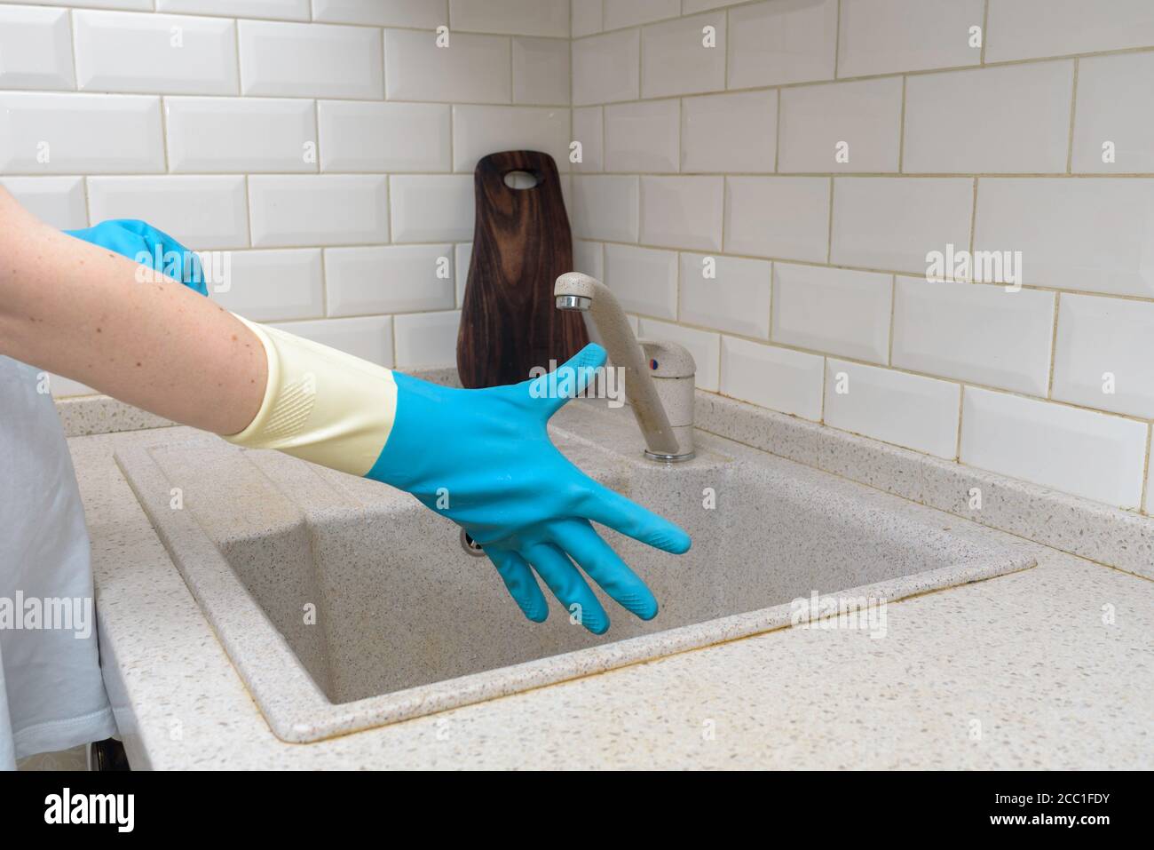 Donna lava i piatti. Piatti di lavaggio - mani con guanti in cucina, lavori di casa Foto Stock