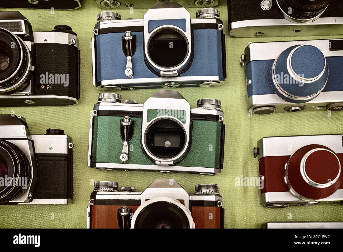 Immagine in stile retrò di fotocamere colorate su una fuga mercato Foto Stock