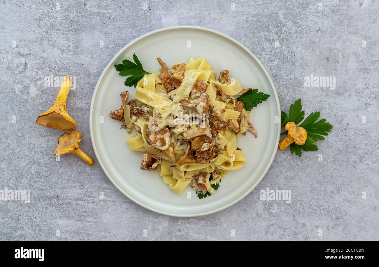 Tagliatelle di pasta italiana con funghi chanterelle, piatti Foto Stock