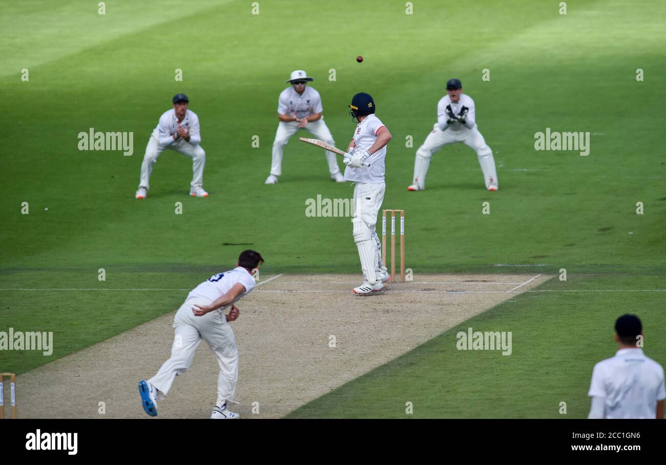 Hove UK 17 agosto 2020 - il bowler del Sussex George Garton ha Dan Lawrence dell'Essex interferito alle spalle per 6 corse durante il 3° giorno della partita di cricket del Bob Willis Trophy tra Sussex e Essex che si svolge a porte chiuse senza tifosi che partecipano al 1° terreno della Central County Hove : Credit Simon Dack / Alamy Live News Foto Stock