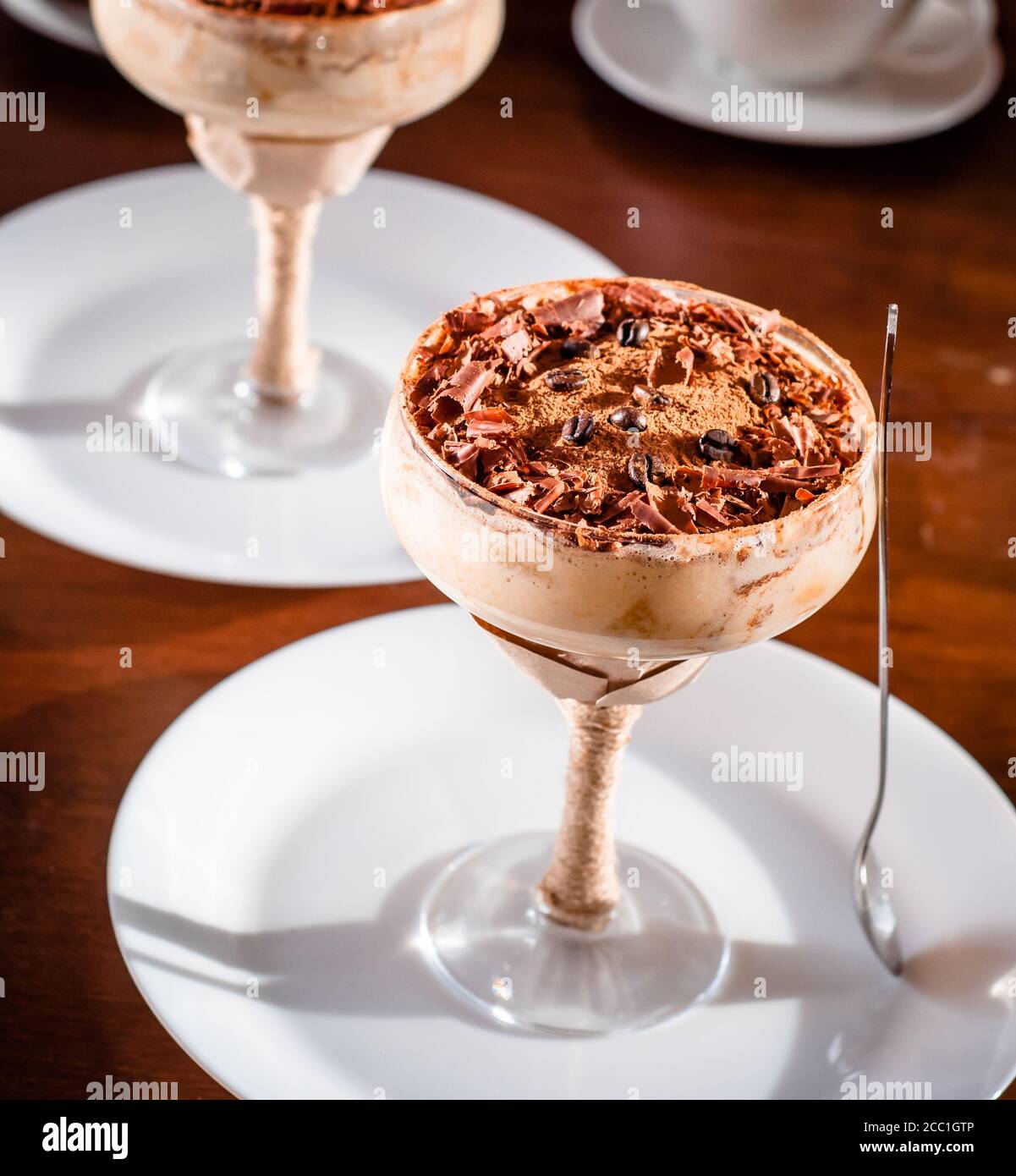 tiramisù dessert italiano in un elegante bicchiere da cocktail, il concetto di vita dolce, lusso, cibo delizioso Foto Stock