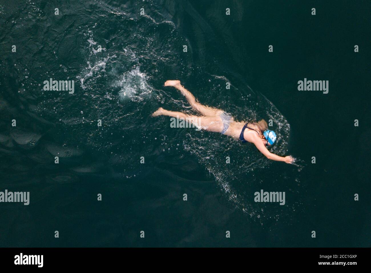 Strausberg, Germania. 14 agosto 2020. Treni in swimmer a Straussee in Brandeburgo. Strausberg, 08/14/2020 | Use worldwide Credit: dpa/Alamy Live News Foto Stock