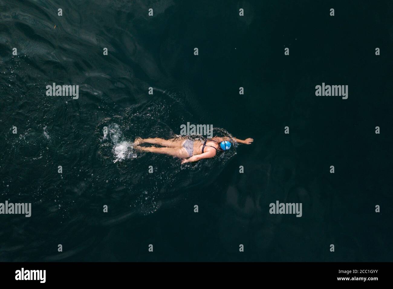 Strausberg, Germania. 14 agosto 2020. Treni in swimmer a Straussee in Brandeburgo. Strausberg, 08/14/2020 | Use worldwide Credit: dpa/Alamy Live News Foto Stock