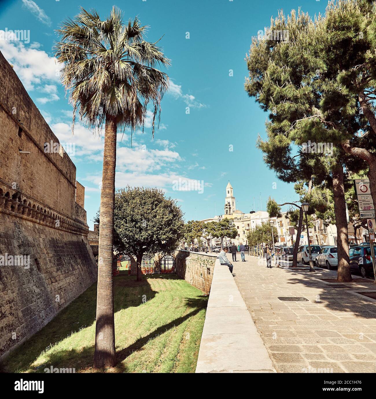30 aprile 2019 - colorate case cittadine di Bari, Puglia, Italia corso Vittorio Emanuele Foto Stock