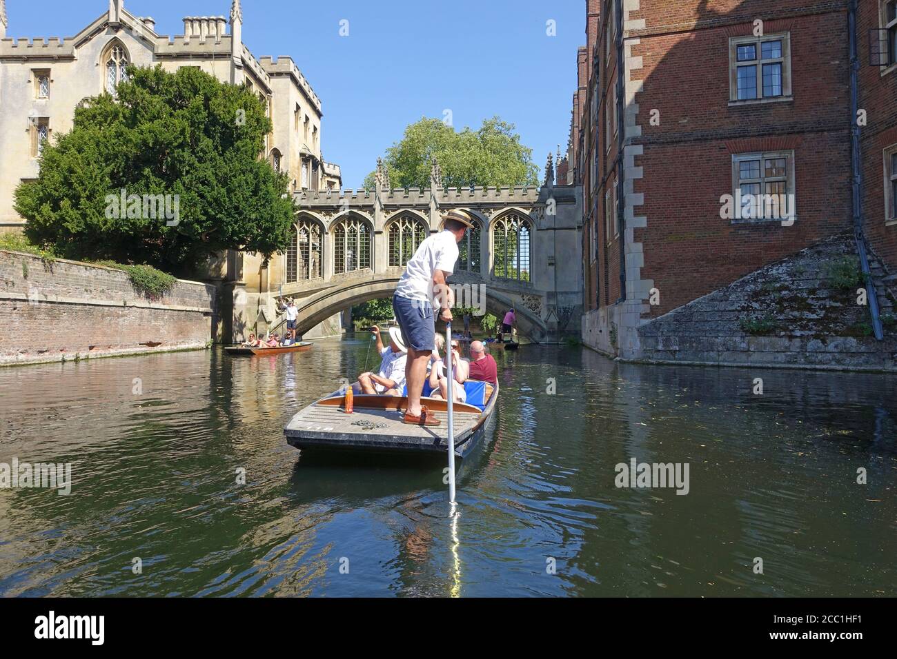 Cambridge, UK 31 luglio 2020: Punting lungo le spalle dei college sul fiume Cam a Cambridge Foto Stock